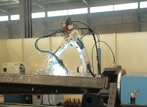 工業(yè)焊接機(jī)器人和傳統(tǒng)手工焊接的區(qū)別